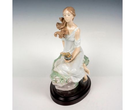 Limited edition; Privilege Gold Collection. Glossy finish; Lladro backstamp. This item has its original box. Box measures: 17