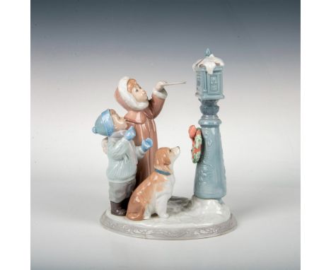 Glossy finish part of Lladro's historical collection. Lladro backstamp. This item has its original box. Box measures: 10.75"L