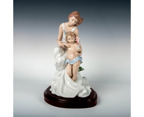Collectors Society, limited edition glossy finish. Lladro backstamp. This item has its original box. Box measures: 17"L x 11"