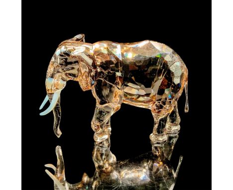 This elephant shines in a newly developed shade of greige crystal, with two special coatings for extra radiance. The design d