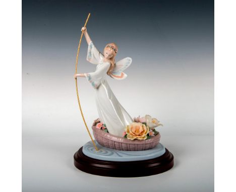 Limited edition glossy finish. Lladro backstamp. This item has its original box. Box measures: 14.5"L x 12"W x 20"H. Base mea