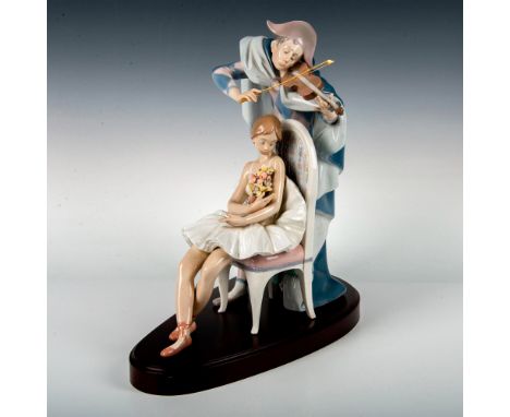 Limited edition glossy finish. Lladro backstamp. This item has its original box. Box measures: 16"L x 16"W x 17.75"H. Certifi