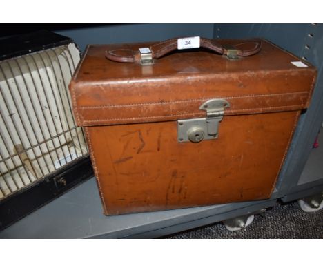 A vintage hard bodied tan leather carry case or box
Box having one large compartment&nbsp;