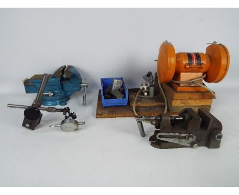 A mixed lot of workshop tools to include a bench grinder two bench vices and an "Eclipse" push button magnetic stand with Dra