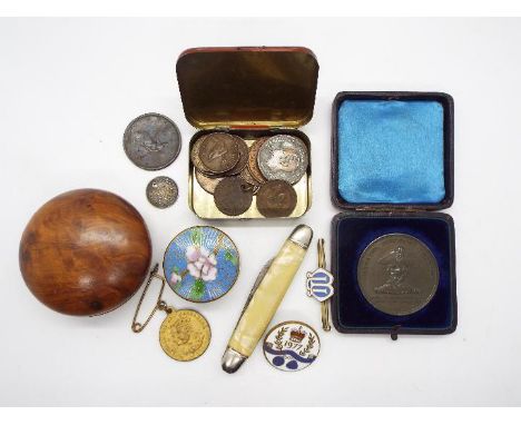 Mixed lot to include commemorative Nelson medal in presentation case, trinket boxes, folding knife and a small quantity of co