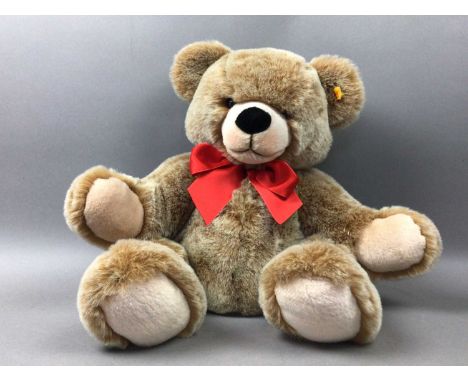 each modelled as a bear and a panda, both with Steiff label to earQty: 2