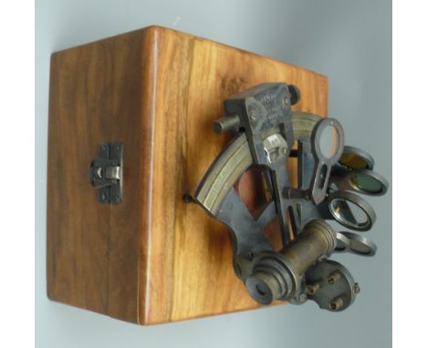 Small decorative Sextant, silvered arc stamped Kelvin & Hughes, in hardwood box, L12cm   Condition Report  Decorative item on