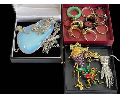 Collection of eleven rings including 9 carat multi coloured gem set ring, silver and jade, along with collection of jewellery