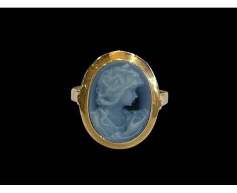 Cameo portrait 18 carat gold ring, size S.