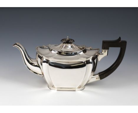 A George V silver teapot Robert Pringle & Sons, London 1922, of tapered octagonal form with incuse corners, scroll handle, 5¾