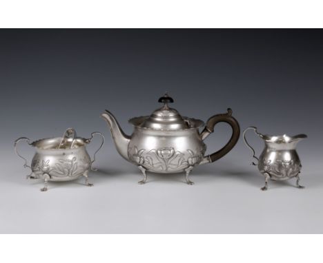 An Edwardian silver three piece tea serviceWilliam Aitken, Birmingham 1903, comprising teapot, sugar basin and cream jug, wit