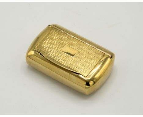 A George V 9ct gold snuff box of rounded rectangular form, engine turned decoration to hinged lid and base, the lid with vaca