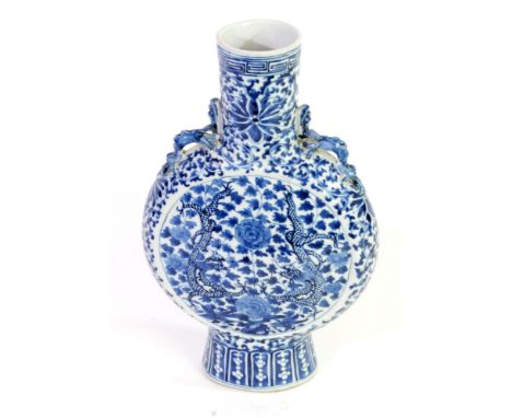 A Chinese blue and white porcelain moon flask, Qing dynasty, 19th century, each side decorated with two scaly four clawed dra