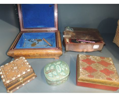 A selection of vintage trinket and jewellery boxes
