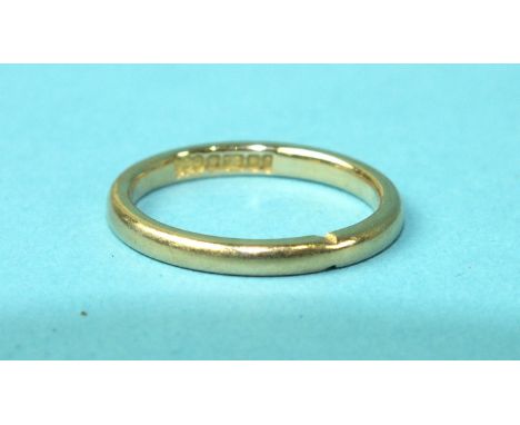 An 18ct gold wedding band, size K, 2.9g.