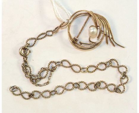 A 9ct gold brooch set cultured pearl, 2.8g and a 9ct gold fancy-link bracelet, (a/f), 3.8g, (2).