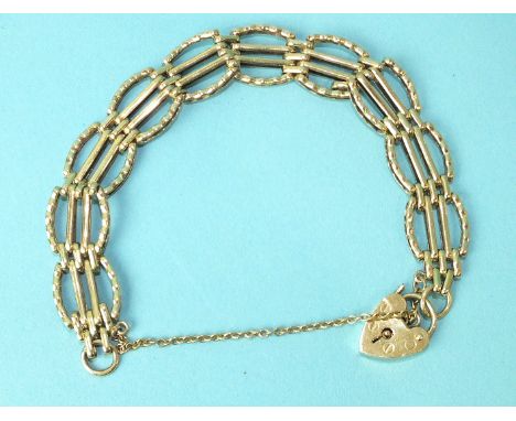 A 9ct gold bracelet of fancy gate links, with padlock clasp, 17.5g.