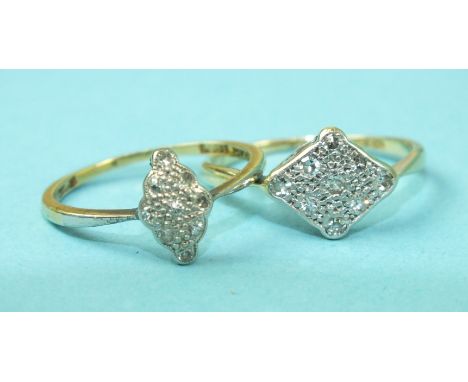 Two similar Edwardian diamond cluster rings with 18ct gold mounts, sizes K½ and N½, 4g.