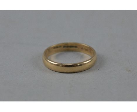 A 9CT WEDDING BAND, ring size R, approximate weight 2.8 grams