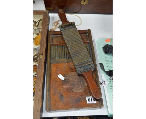 AN EARLY 20TH CENTURY MAHOGANY AND BRASS MOUNTED CHEMIST'S PILL ROLLER