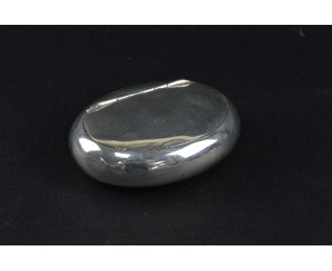 A GEORGE V OVAL SILVER SNUFF BOX, gilt interior (partially worn), makers Charles S. Green & Co Ltd, Birmingham 1913, oval len