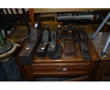 A QUANTITY OF VINTAGE HAND TOOLS, to include a Marples smoothing plane and various other smoothing planes