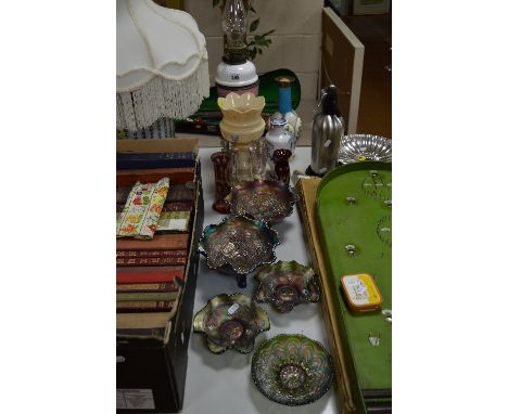 VARIOUS COLOURED GLASS, OIL LAMP, etc , to include five pieces Carnival glass, cream lustre, etc (11)