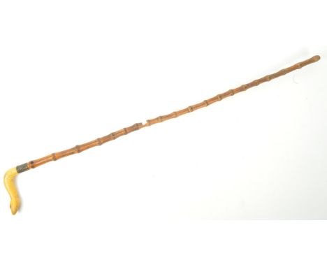 A 20th Century vintage walking stick cane having resin snake head to handle. Measuring approximately 85.5cm long.&nbsp;