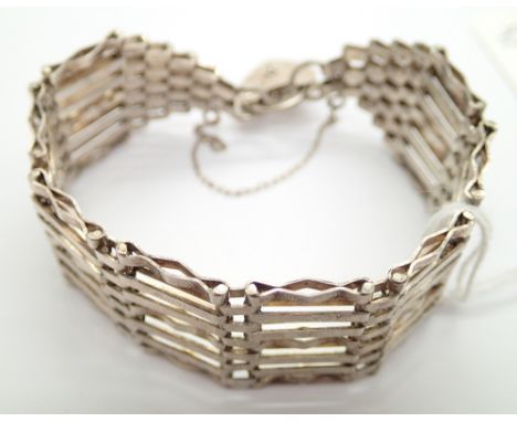 Hallmarked silver gate bracelet with heart clasp 23g 