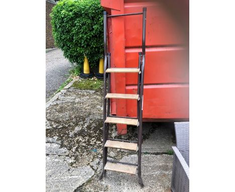 Metal steps / ladder