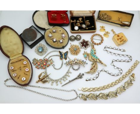 Boxed sets of button studs, vintage brooches, cufflinks etc Condition Report:No condition report available.