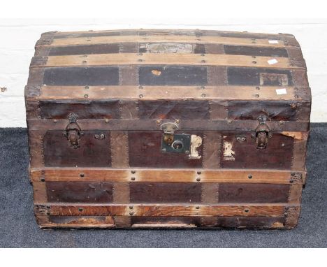 An Edwardian wood banded dome top cabin trunk with twin side handles and vacant interior, 76cm wide&nbsp;
