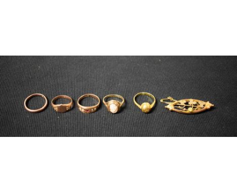 Jewellery - a Edwardian 9ct gold peridot and seed pearl brooch;  a 9ct gold wedding band ring;  others 12.3g gross;  a yellow
