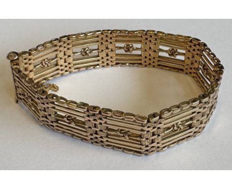 A 9 carat gate bracelet. Approx. 33 grams. Est. £870 - £900.