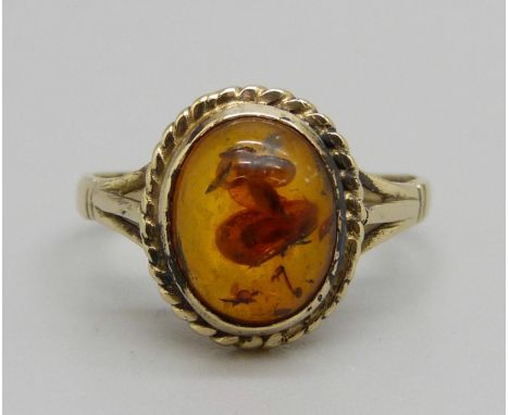 A 9ct gold ring set with amber cabochon, 2.2g, N 