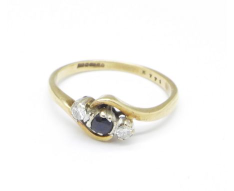 A 9ct gold and three stone ring, 1.6g, K