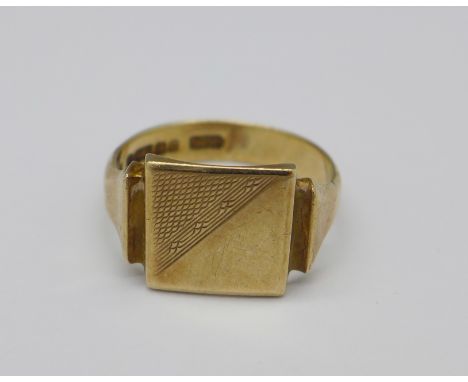 A 9ct gold ring, 3.9g, K
