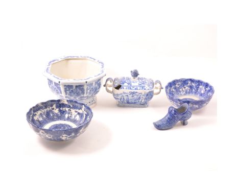 Wedgwood transferware charger, Ferrara pattern, diameter 42cm; Pearlware type basin, Willow pattern; and other blue and white