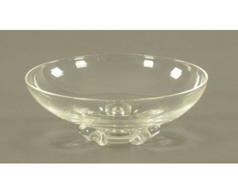 A continental Steuben clear art class circular bowl, 20 cm diameter x 7.5 cm high. CONDITION REPORT: This bowl has slight sur