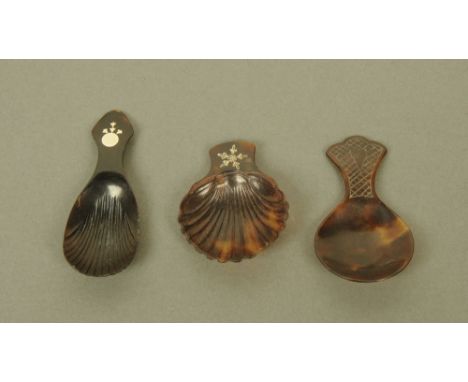 Three early 19th century tortoiseshell caddy spoons, two inlaid to terminals with white metal. CONDITION REPORT: The scallope