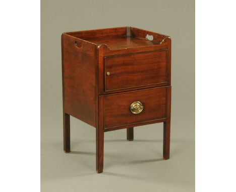 A George III mahogany commode, with tray type top, cupboard and commode drawer with brass drop handle.  Height 76 cm, width 4