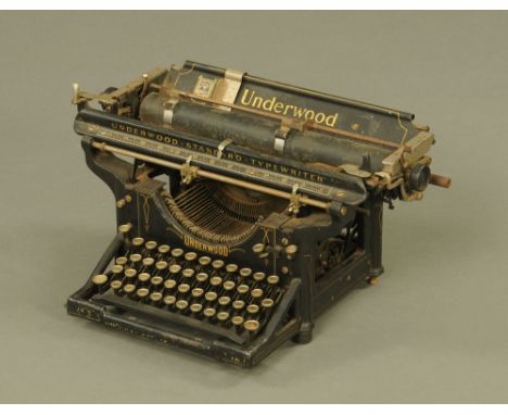 A vintage Underwood typewriter of traditional form.  CONDITION REPORT: In used condition with some corrosion apparent.  