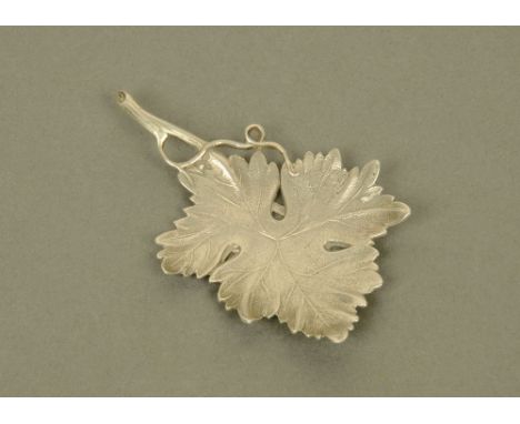 A Victorian cast silver vine leaf pattern caddy spoon, by Chawner & Co (George Adams), London 1863. CONDITION REPORT: This sp