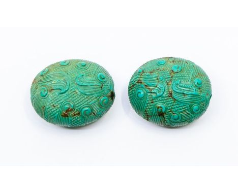A pair of Chinese turquoise Han or Han style oval belt ties, carved with scroll work, 3.3cm long (2)中国汉代或汉式绿松石椭圆形腰带夹（一对），刻有漩涡