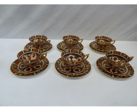 Royal Crown Derby old Imari tea cups, saucers and side plates (18)