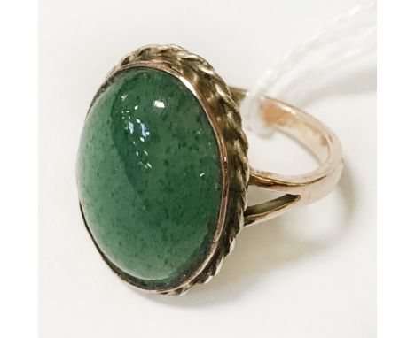 9CT &amp; LARGE GREEN STONE RING - SIZE N