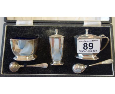 Birmingham SILVER boxed cruet set, each item h/m for Birmingham and makers mark D &amp; F, 1925, 