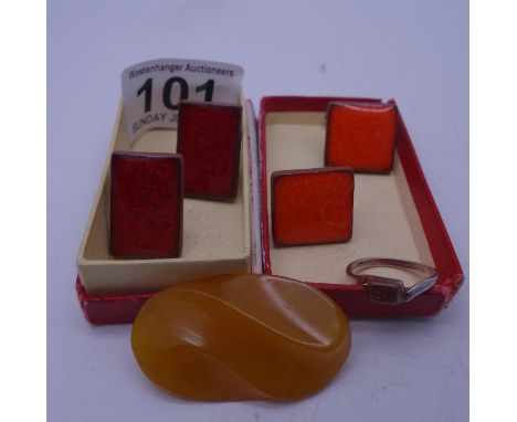 2 x pairs of Art Deco period cuff links, Art Deco period amber brooch 6 grams and 1 small ring 