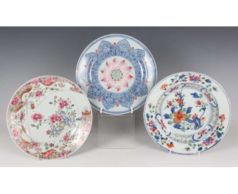 A Chinese underglaze blue and famille rose export porcelain circular plate, Qianlong period, the centre enamelled with a pink