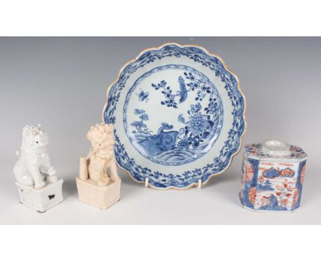 A Chinese blue and white export porcelain circular bowl, Qianlong period, with lobed rim, the centre painted with a bird in b